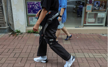 Vụ cháy chung cư ở Hong Kong: Người dân được hỗ trợ chân robot để thu gom đồ đạc