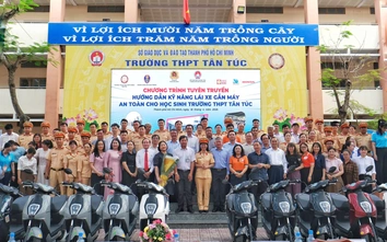 Honda Việt Nam trao tặng 12 xe gắn máy điện tại trường THPT Tân Túc