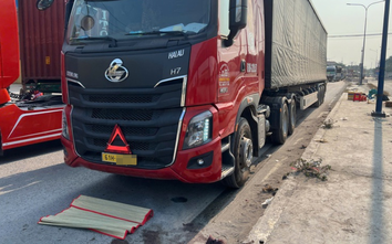 Bản tin TNGT 2/4: Bước xuống đường nhặt đồ, người phụ nữ bị xe tải tông tử vong ở TP.HCM