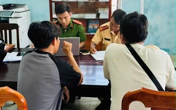 Xử phạt hai tài xế chở nhiều người trên thùng xe bán tải từ clip trên mạng xã hội