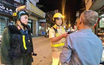 CSGT Lạng Sơn kiểm tra, xử lý nồng độ cồn xuyên đêm trên cung đường biên giới