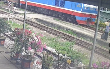 Công nhân đường sắt Nghệ An cứu cụ bà trong tích tắc khi đoàn tàu lao tới