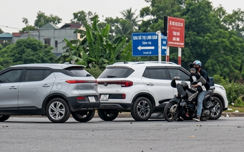 Ô tô rẽ trái ở ngã tư, va chạm xe máy