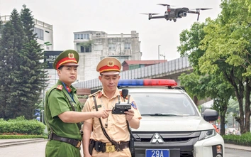 Cảnh sát Hà Nội dùng flycam kết hợp camera AI xử lý hàng loạt ô tô dừng, đỗ sai quy định