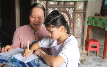 Chồng mất vì tai nạn, vợ nghèo bán vé số nuôi con