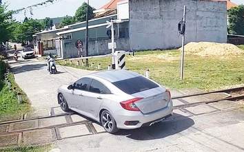 Ô tô vượt đèn báo đường sắt bị xử phạt thế nào?