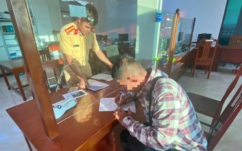 CSGT Cà Mau hỗ trợ người vi phạm giao thông khó khăn nộp phạt