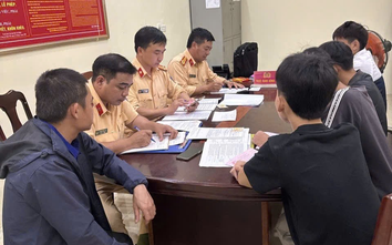 Xác minh người giao xe và nhóm học sinh đi xe máy không đội mũ bảo hiểm ở Thanh Hóa