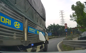 Xe tải tạt đầu, va chạm ô tô con rồi bỏ chạy trên cao tốc Pháp Vân - Cầu Giẽ