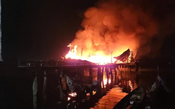 Tàu cá bất ngờ bốc cháy dữ dội ở Huế