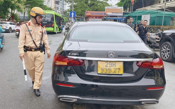 Hà Nội: CSGT xử lý hàng loạt ô tô, taxi công nghệ dừng đỗ trái phép dọc đường "Ba nhất"