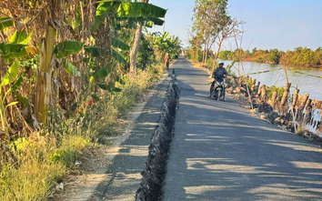 Cà Mau: Sạt lở đất trong đêm, đoạn đường dài 61m bị sụt lún sâu gần 1m