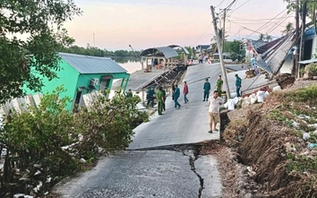 Cà Mau: Sụt lún 70m đường bê tông, nhiều cơ sở kinh doanh trôi sông