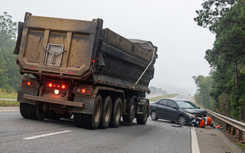 Vượt ô tô tải không an toàn, xe tập lái bị tông xoay ngang trên cao tốc