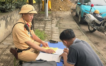 CSGT Lào Cai hóa trang ghi hình vi phạm, bảo đảm an toàn giao thông trước kỳ nghỉ lễ