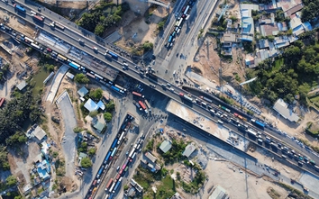 TP.HCM: Cửa ngõ ùn ứ ngày đầu nghỉ lễ, CSGT căng mình điều tiết