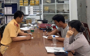 Quảng Ngãi: Tài xế ô tô cố tình vượt rào chắn khi tàu đang đến bị phạt 5,9 triệu đồng