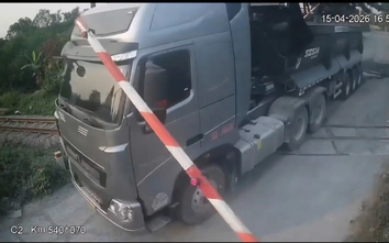 Tài xế ô tô đầu kéo cố tình vượt đường ngang ở Quảng Trị bị xử phạt