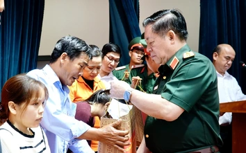 Đại tướng Nguyễn Trọng Nghĩa thăm, tặng quà gia đình chính sách tại Gia Lai