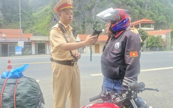 Những bóng áo vàng giữ bình yên trên cung đường du lịch phía Bắc