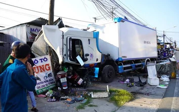 Bản tin TNGT 3/4: Xe tải tông loạt xe máy, đâm vào nhà dân ở Cà Mau, tài xế bất tỉnh