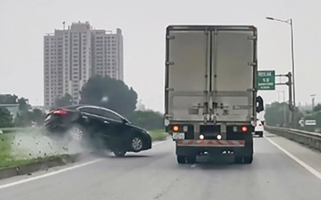 Chuyển làn ẩu, xe tải tông ô tô con xoay vòng trên cao tốc