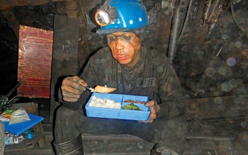 Bữa cơm vội dưới lòng đất Yên Tử