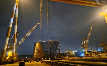 Công trường đóng tàu về đêm: Sao sa nơi bàn tay người thợ