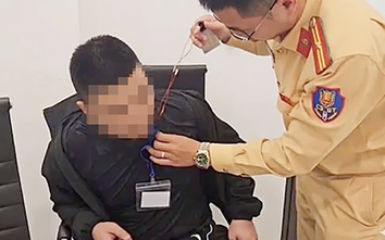 Phát hiện nhiều thí sinh đeo tai nghe siêu nhỏ, camera giấu kín khi sát hạch lái xe