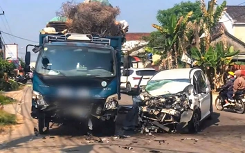 Đà Nẵng: Ô tô con vỡ nát sau va chạm xe tải, 1 người tử vong, 3 người bị thương