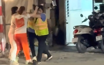 Người phụ nữ bất chấp đèn đỏ, vượt qua đường ray hành hung nhân viên gác chắn