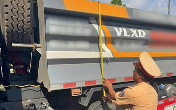 CSGT Cà Mau kiểm tra hàng trăm xe tải nặng, nhắc nhở chủ xe khắc phục tồn tại