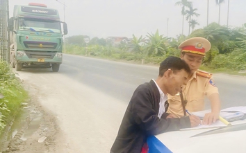 Tài xế ô tô vượt ẩu ở Ninh Bình bị phạt 5 triệu đồng, trừ điểm giấy phép lái xe