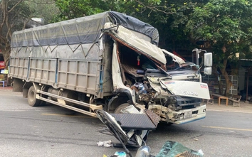 Xe tải đấu đầu xe đầu kéo trên QL6 đoạn qua Phú Thọ, hai người bị thương