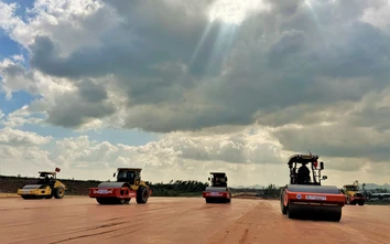 Đẫm mồ hôi trên công trường thi công mở rộng Cảng hàng không Phù Cát