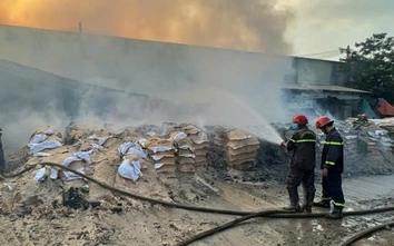 Cháy nhà xưởng ở TP.HCM, 3 người bị thương