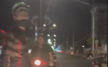 Công an làm việc với 2 người đàn ông chặn đầu ô tô, đập kính ở Vĩnh Long