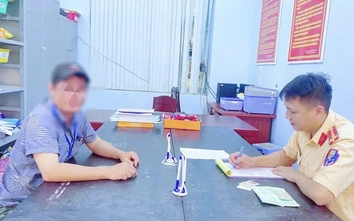 Bị phản ánh trên VNeTraffic vì dừng đỗ xe giữa đường, tài xế bị xử phạt