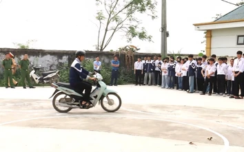 Hướng dẫn kỹ năng tham gia giao thông an toàn cho hơn 1.300 học sinh, giáo viên Ninh Bình