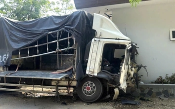 Lâm Đồng: Xe tải chở vật tư thi công lao xuống vực, 3 người tử vong