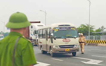 Hà Nội: CSGT xử lý loạt ô tô dừng chờ khách, nhận hàng ở lối vào cao tốc Nội Bài - Lào Cai