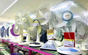 Chi tiền triệu sắm quạt tích điện, chủ động ứng phó sự cố mất điện mùa hè