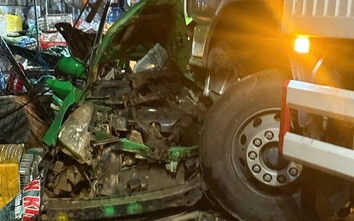 Xe tải va chạm taxi trên đường Hồ Chí Minh, một người tử vong