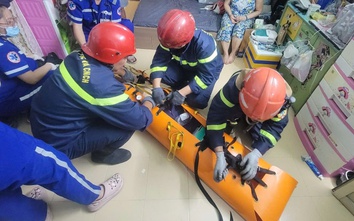 Cảnh sát nỗ lực cứu hộ người đàn ông hôn mê mắc kẹt trên tầng 2 căn nhà hẹp
