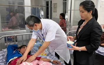 Nhiều học sinh, người dân nghi bị ngộ độc sau khi ăn bánh mì ở Quảng Trị