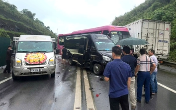 Va chạm liên hoàn trên cao tốc Nội Bài - Lào Cai, ùn tắc hai chiều