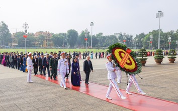 Đoàn đại biểu tham dự Đại hội MTTQ Việt Nam lần thứ XI vào Lăng viếng Chủ tịch Hồ Chí Minh