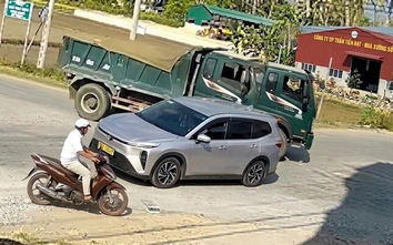 Tài xế không làm chủ tốc độ, taxi mất lái lao xuống ruộng