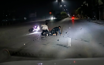 Xe máy lao tốc độ cao, trượt dài trên đường sau cú húc đuôi ô tô