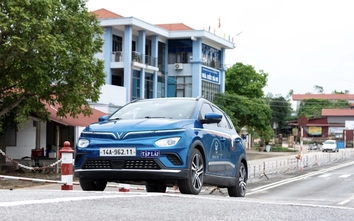 Học lái xe ô tô điện khác gì xe xăng?